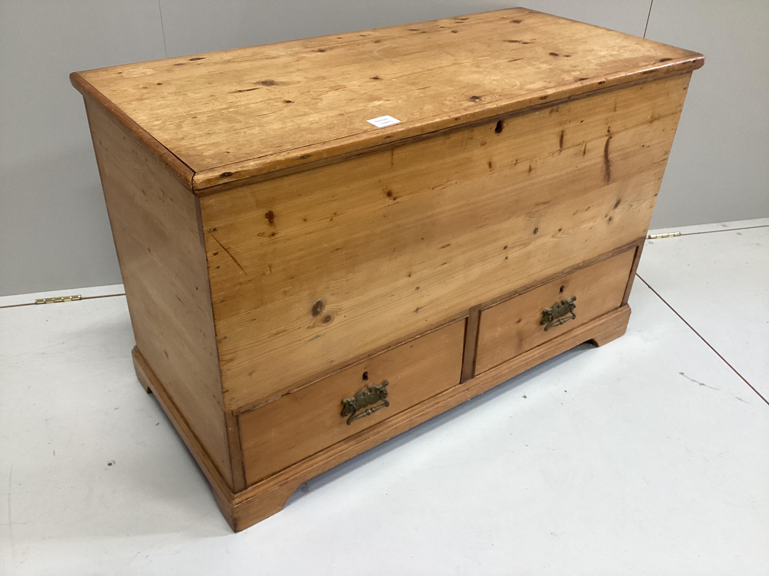 A Victorian pine mule chest with removable twin tray interior, width 107cm, depth 52cm, height 69cm.